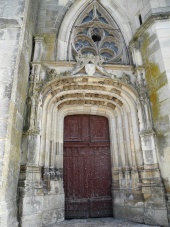 Un hôtel à hirondelles grâce aux moulures d'une église (Cléry-Saint-André)